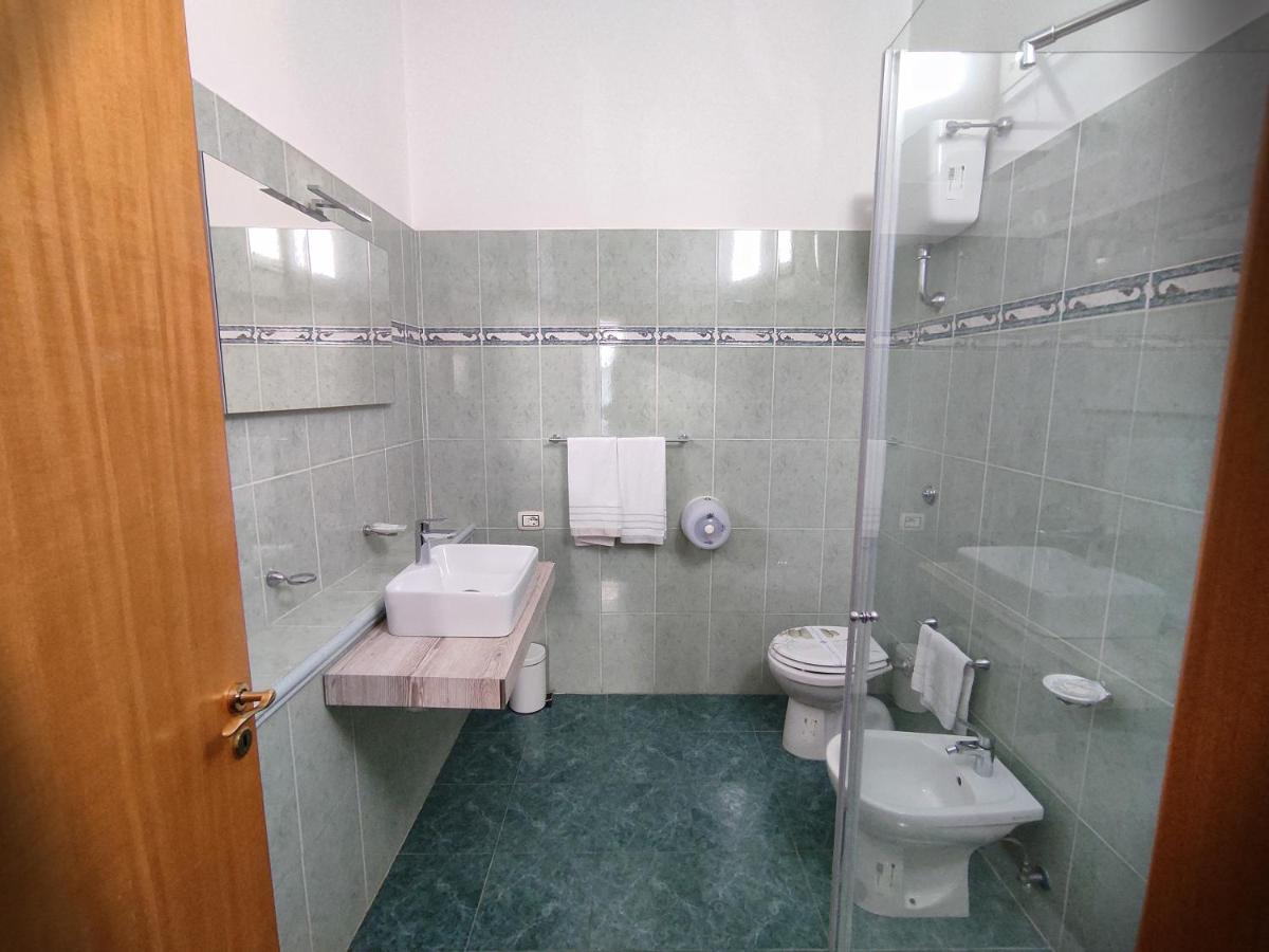 Hotel Darsena ปอซซุออลี ภายนอก รูปภาพ